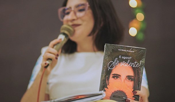 Com obstinação e fé, Ana Beatriz Rodrigues enfrentou os desafios da doença renal, sempre se esforçou para manter os sonhos vivos e, acima de tudo, realizá-los.