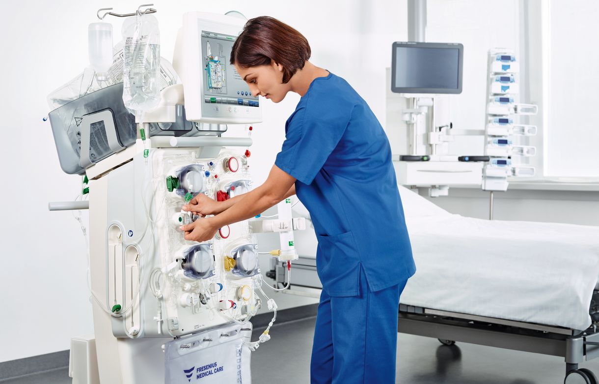 Enfermeira operando o dispositivo multiFiltratePRO