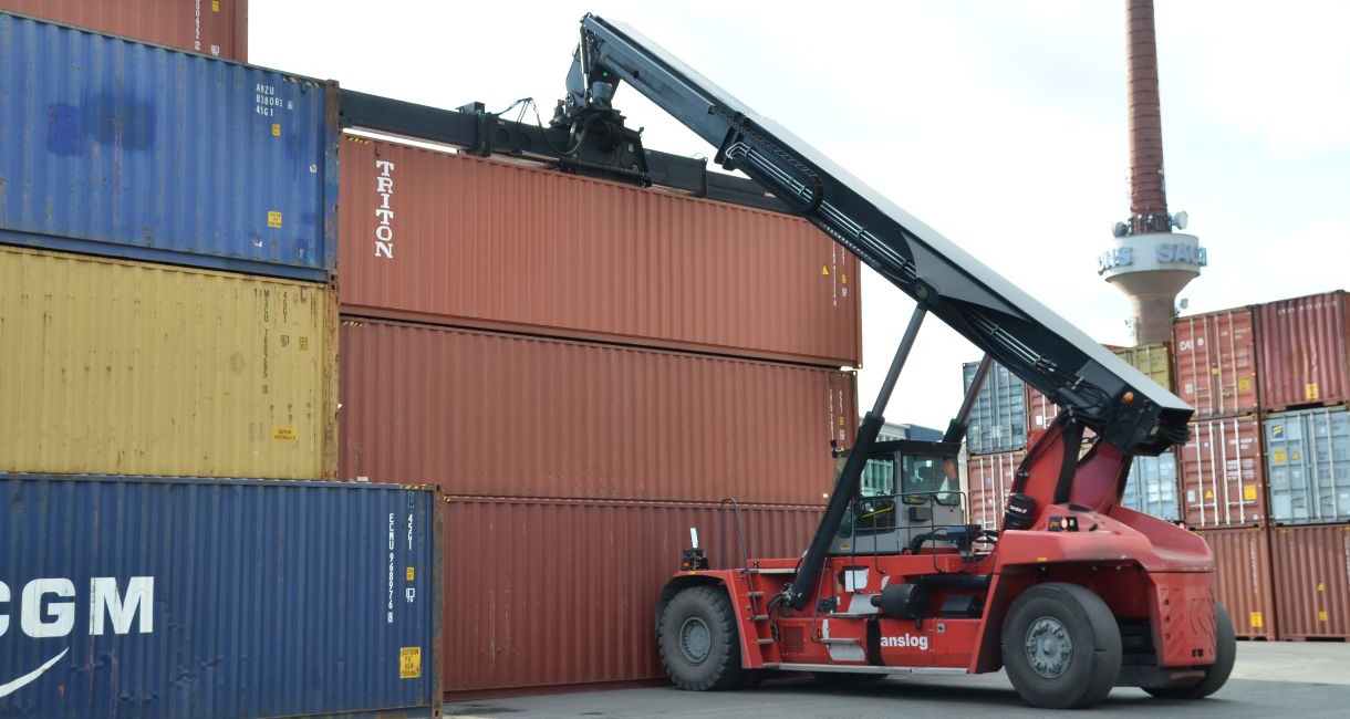 Carregamento do container no porto
