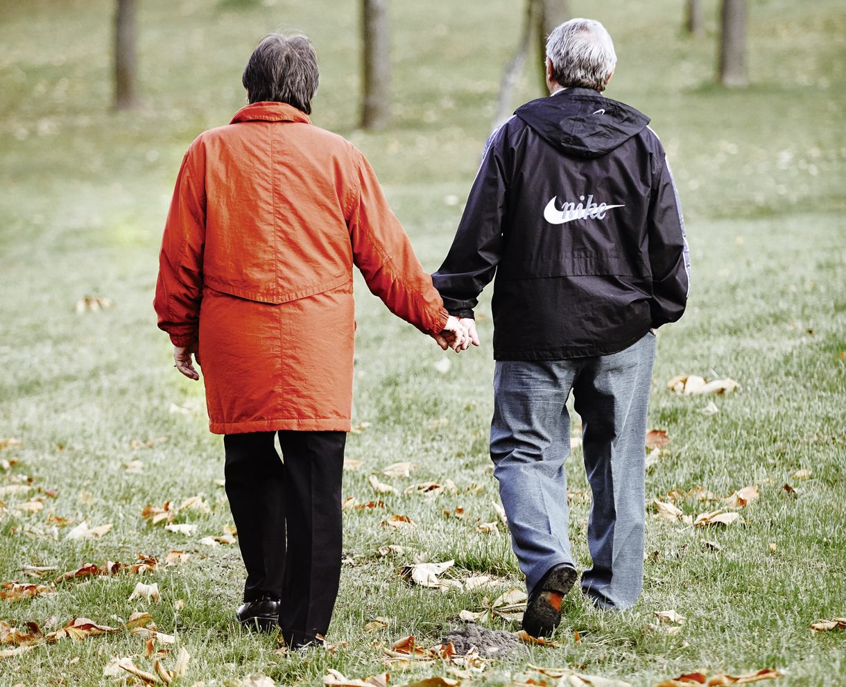 Paciente de diálise passando suas tardes caminhando com seu marido