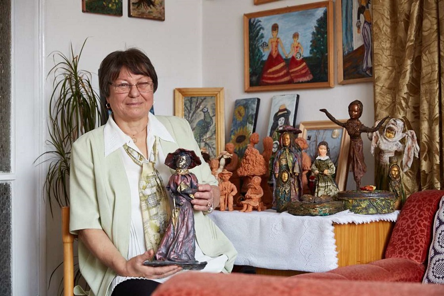 Gizella Laurencsik, paciente de diálise, em sua sala de estar